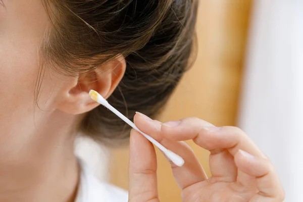 Woman Cleaning Ear Cotton Swab — Stock Photo, Image