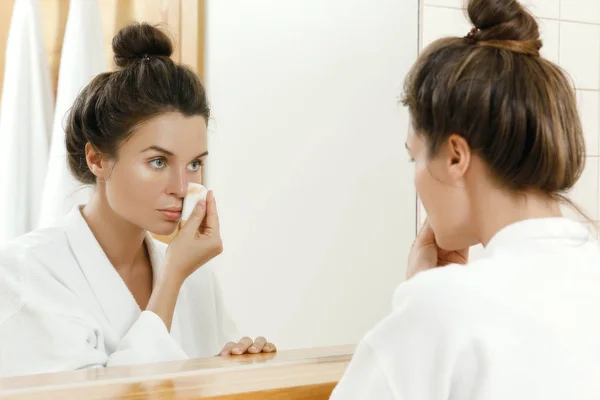 Donna Sta Guardando Nello Specchio Rimuovere Trucco Con Batuffolo Cotone — Foto Stock