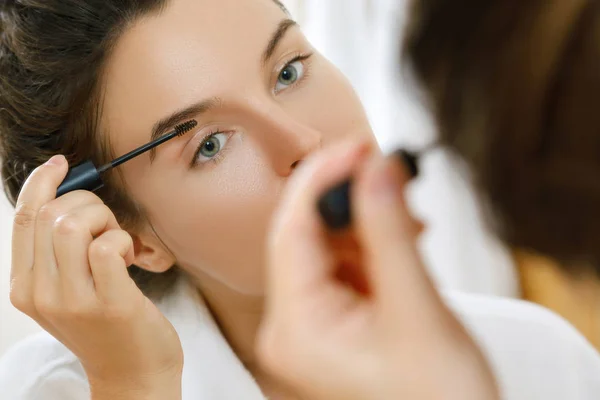 Beautiful Woman Applying Tinted Eyebrow Gel — Stock Photo, Image