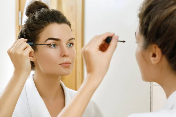 Bella Donna Sta Applicando Gel Sopracciglia Colorato — Foto Stock