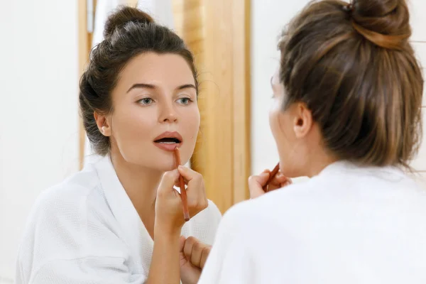 Mulher Desenho Contorno Labial Com Lápis — Fotografia de Stock