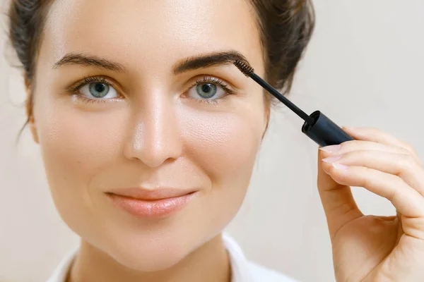 Beautiful Woman Applying Tinted Eyebrow Gel — Stock Photo, Image