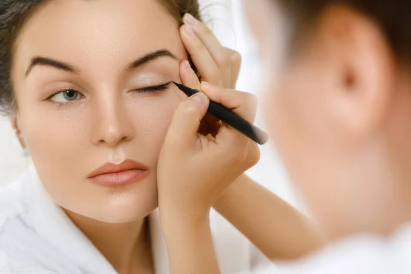 Young Woman Applying Eyeliner — Stock Photo, Image