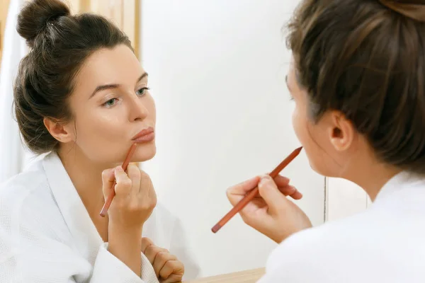 Mulher Desenho Contorno Labial Com Lápis — Fotografia de Stock