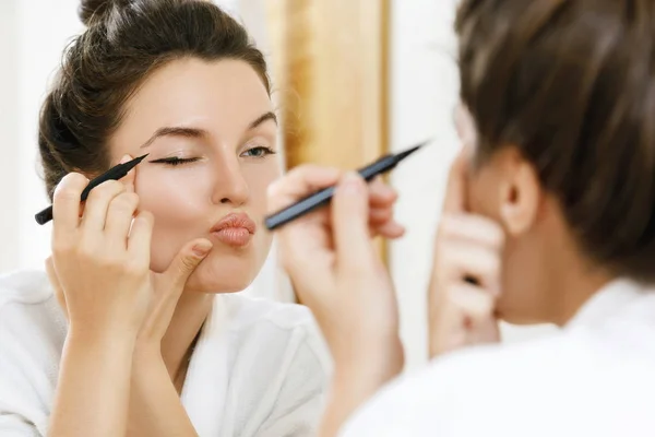 Young Woman Disappointed Her Skill Applying Makeup — Stock Photo, Image