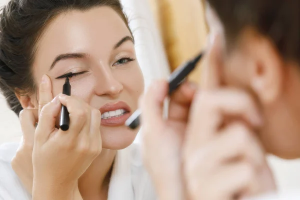 Young Woman Disappointed Her Skill Applying Makeup — Stock Photo, Image