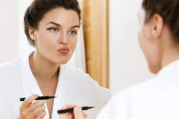 Jovem Mulher Está Desapontada Com Sua Habilidade Aplicar Maquiagem — Fotografia de Stock