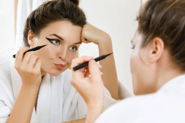 Mujer Joven Está Decepcionada Con Habilidad Aplicar Maquillaje —  Fotos de Stock
