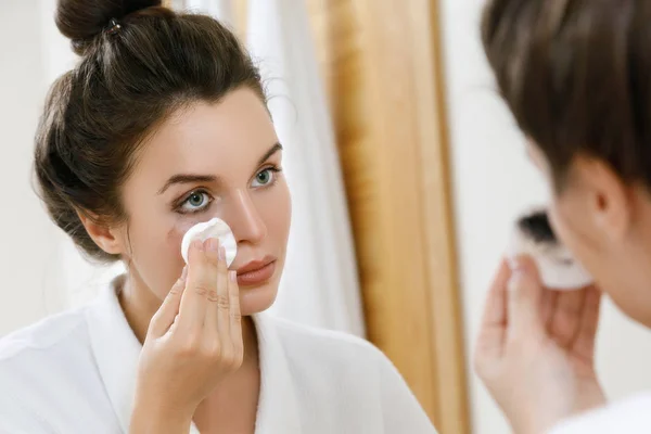 Giovane Donna Che Rimuove Trucco Con Batuffolo Cotone — Foto Stock