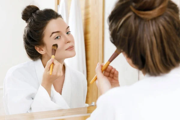 Woman Looking Mirror Applying Foundation Blusher Her Face — Stock Photo, Image