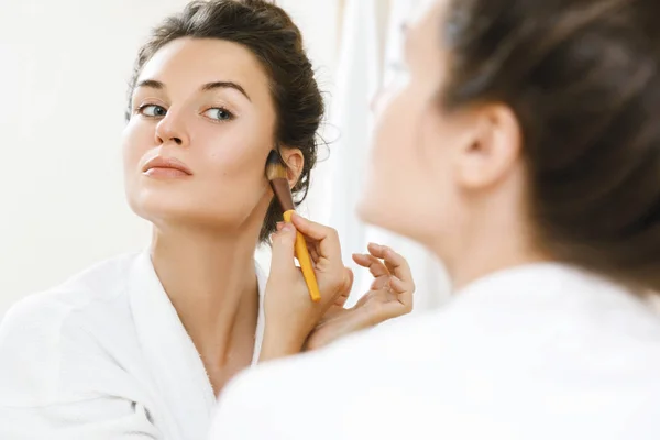 Mulher Olhando Espelho Aplicando Fundação Blusher Seu Rosto — Fotografia de Stock