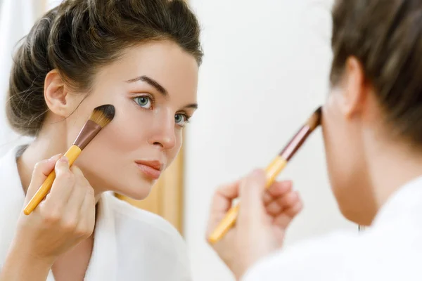 Mujer Mirándose Espejo Aplicando Cimientos Colorete Cara — Foto de Stock