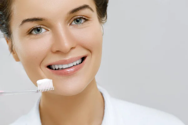 Kobieta Czyszczenie Zębów Łazience — Zdjęcie stockowe