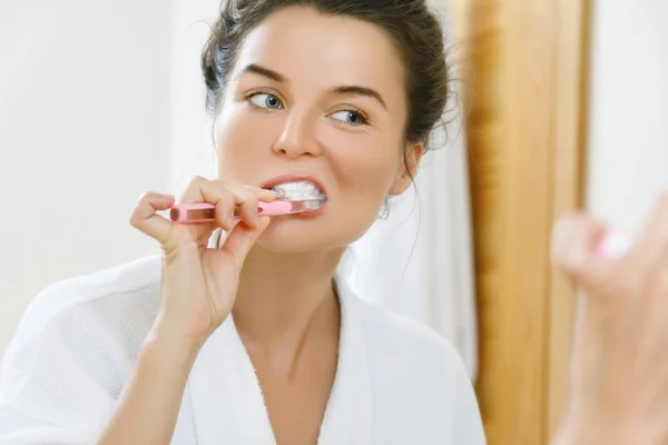 Žena Čištění Zubů Koupelně — Stock fotografie