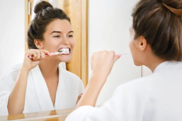 Mulher Limpando Dentes Banheiro — Fotografia de Stock