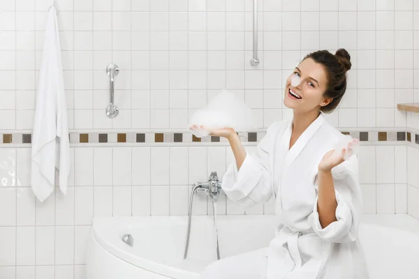 Mujer Joven Prepara Para Tomar Baño Con Una Espuma — Foto de Stock