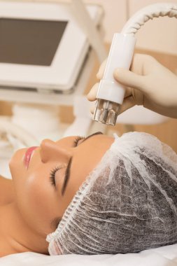 Güzel kadını gençleştirme işlemi sırasında profesyonel Güzellik Salonu 