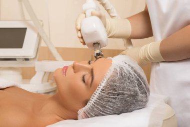 Güzel kadını gençleştirme işlemi sırasında profesyonel Güzellik Salonu 