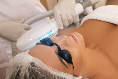 Güzel kadın fotoğraf gençleştirme işlemi sırasında profesyonel Güzellik Salonu