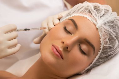 Profesyonel güzellik salonları için gençleştirme yüz enjeksiyonlar sırasında kadında