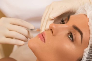 Dudak büyütme işlemi sırasında kadın. 