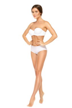 Güzel vücutlu genç bir kadın beyaz arka planda izole edilmiş.