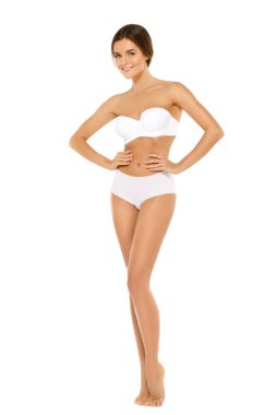 Güzel vücutlu genç bir kadın beyaz arka planda izole edilmiş.