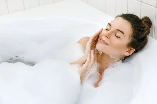 Mujer Joven Hermosa Relaja Baño Con Una Espuma — Foto de Stock