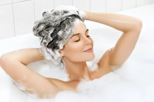 Young Beautiful Woman Washing Hair Shampoo — Stock Photo, Image