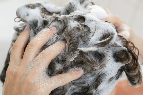 Vista Ravvicinata Capelli Femminili Shampoo — Foto Stock