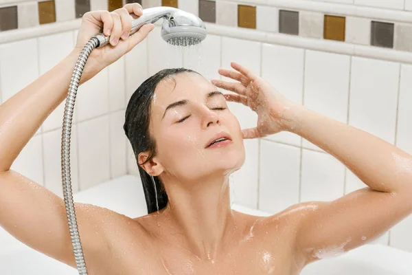 Mujer Lavándose Pelo Bajo Ducha Baño — Foto de Stock