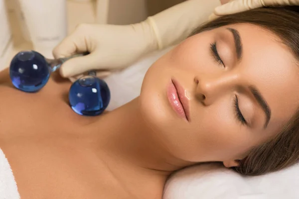 Femme Dans Salon Beauté Pendant Traitement Avec Une Boule Verre — Photo