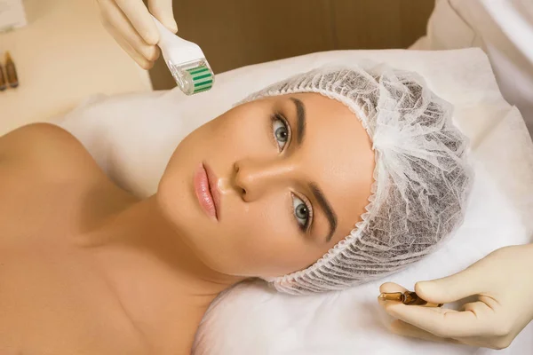 Hermosa Mujer Salón Belleza Durante Procedimiento Mesoterapia Tratamiento Microneedling Facial — Foto de Stock