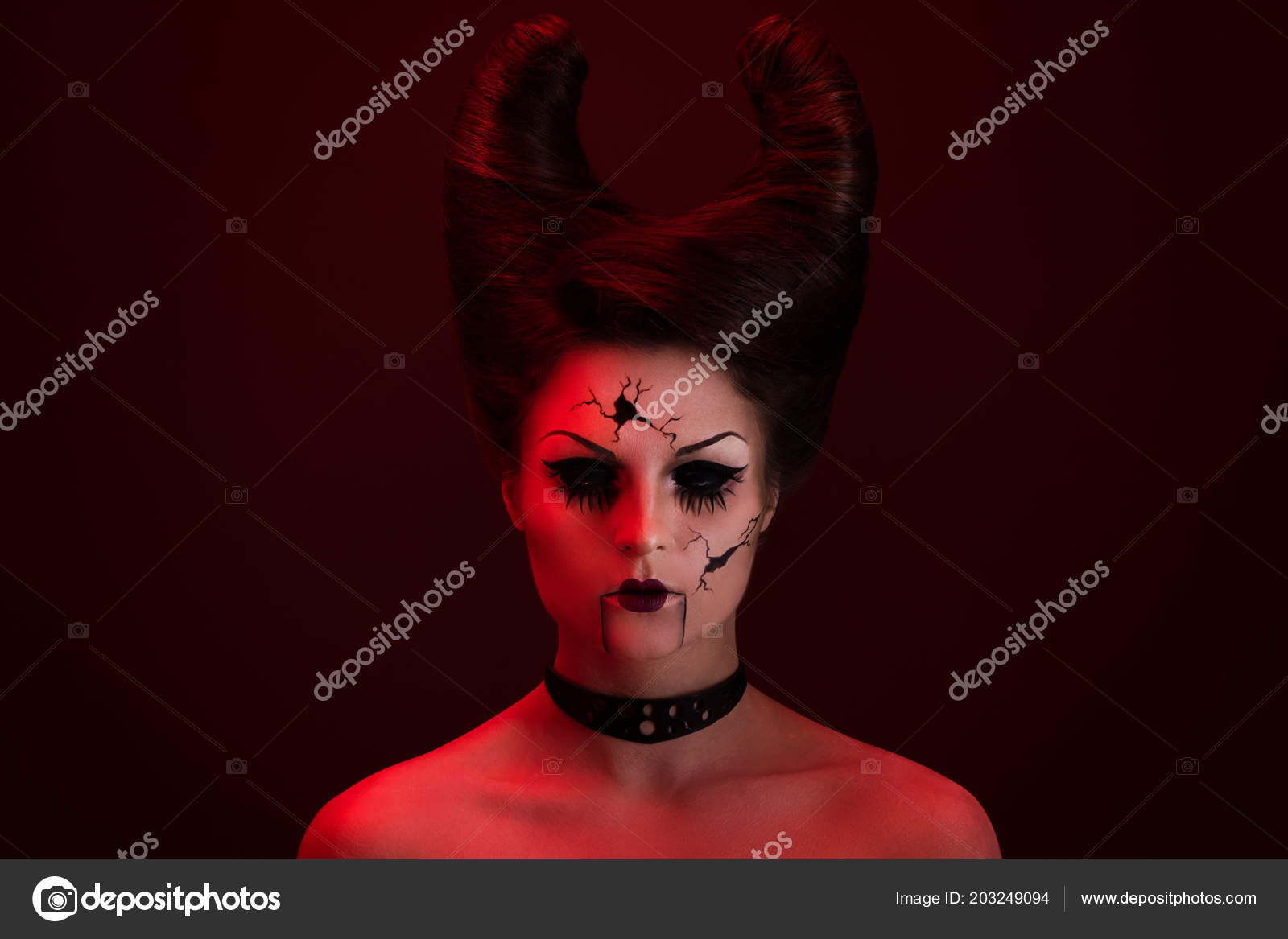 Buonasera. Mia mamma ha qualche bambola di questo genere, in sostanza un  cuscino con la faccia fatta di porcellana, voleva un consiglio su come  pulirle. Le teneva spolverate regolarmente ma essendo ferme, image size:1600x1167