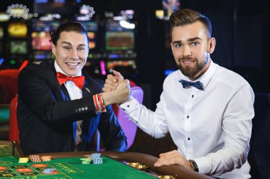 Casino rulet oynamaya iki yakışıklı adam
