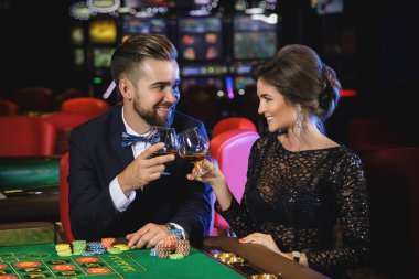 Casino rulet oynamaya güzel iyi giyimli çift