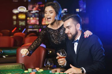 Casino rulet oynamaya güzel iyi giyimli çift