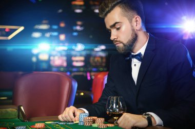 Casino rulet oynamaya zengin yakışıklı adam