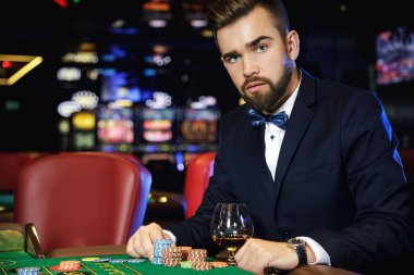 Casino rulet oynamaya zengin yakışıklı adam