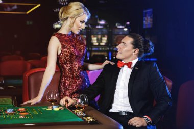 Casino rulet oynamaya güzel iyi giyimli çift