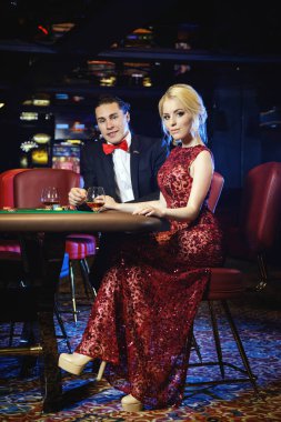 Casino rulet oynamaya güzel iyi giyimli çift