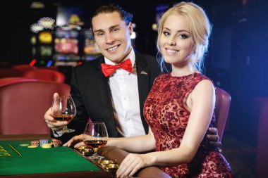 Casino rulet oynamaya güzel iyi giyimli çift