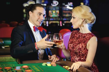 Casino rulet oynamaya güzel iyi giyimli çift
