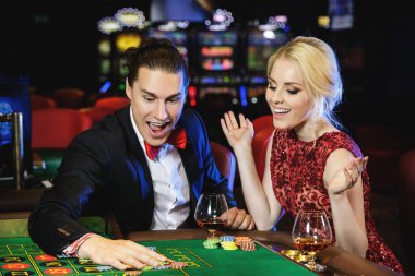 Casino rulet oynamaya güzel iyi giyimli çift