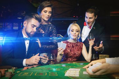 Gençlerin grup poker casino oynamaya zengin