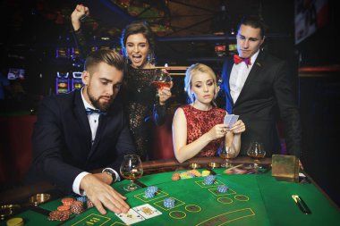 Kaybedenler ve kazananlar. Bir grup zengin insan casino poker oynuyor. 