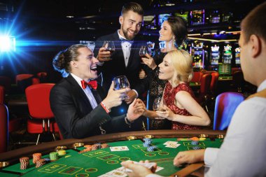 Onların kazanmak Casino başarılı oyundan sonra kutluyor mutlu ve zengin insanlar