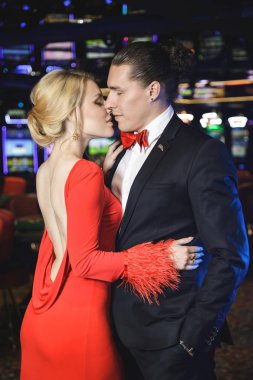 Genç, güzel ve iyi giyimli iki casino içinde
