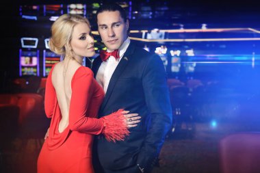 Genç, güzel ve iyi giyimli iki casino içinde