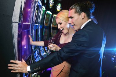 Genç ve pozitif çift slot makineleri casino oynamak
